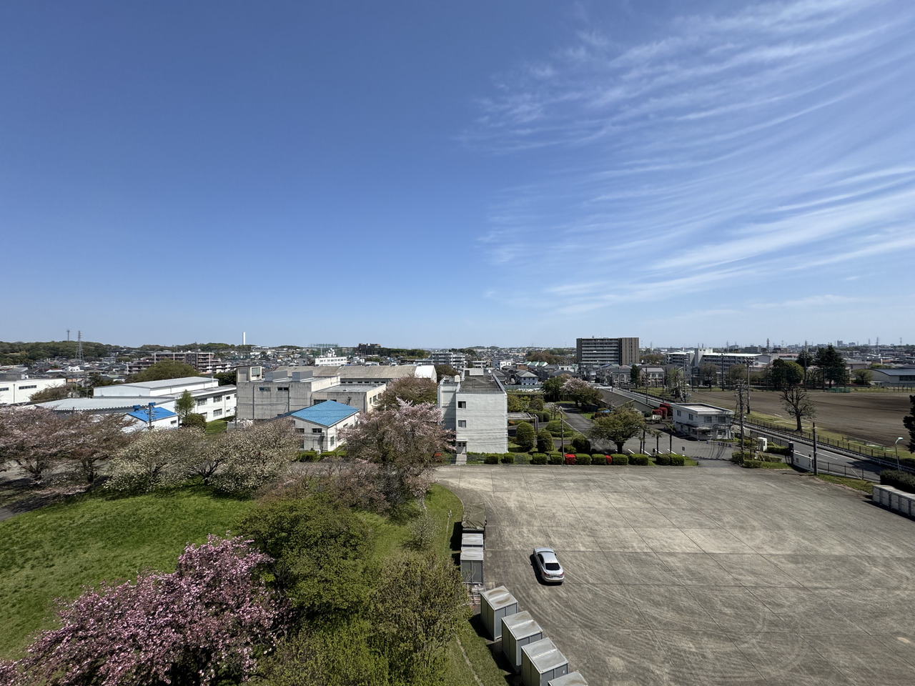 【住戸からの眺望写真】7階建の最上階、東向きバルコニーからの眺望です。緑を望むことができ、四季を身近に感じていただけます。※眺望は将来に渡って保証するものではありません。