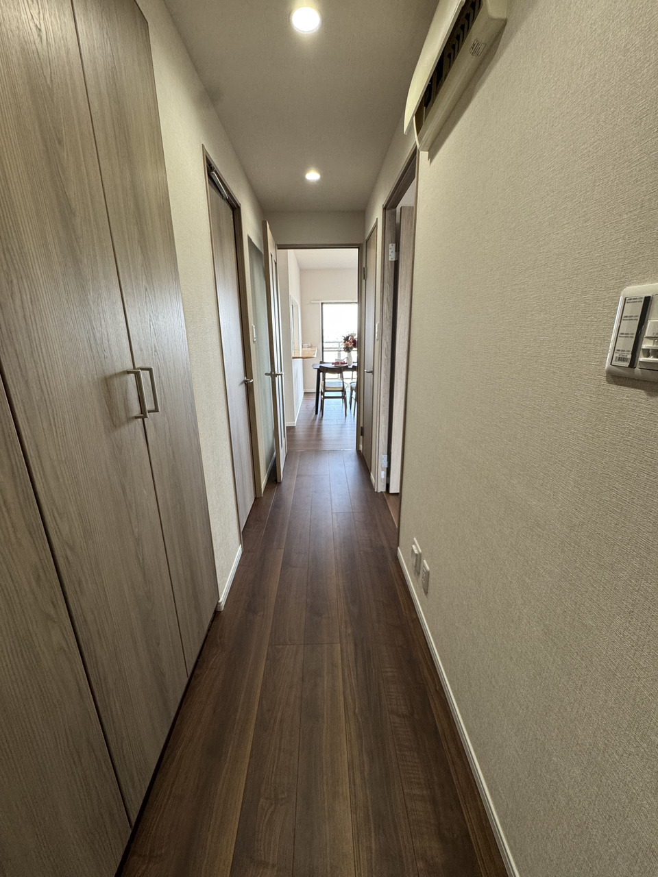 【廊下】2025年12月に内装リフォーム済です。クロスやフローリング新規張替、水回り設備や建具の新規交換などが行われており、新生活を気持ち良くスタートできます。