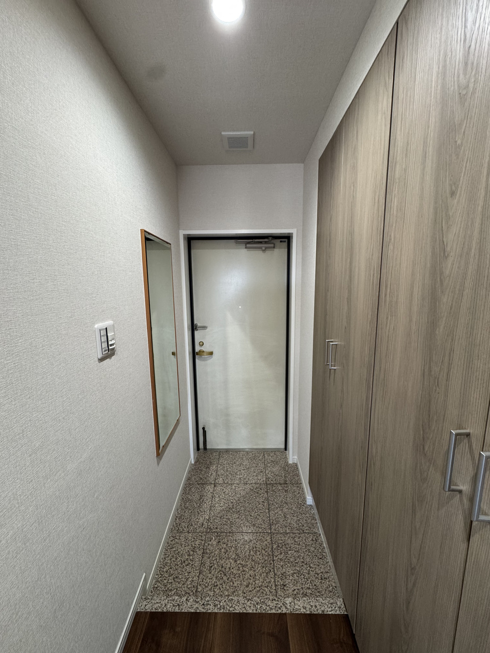 【玄関】下駄箱や廊下収納が備わった玄関。お履き物や生活用品のストック類・防災備蓄などをたっぷりと保管していただけます。姿見があり、外出前の身だしなみチェックができます。