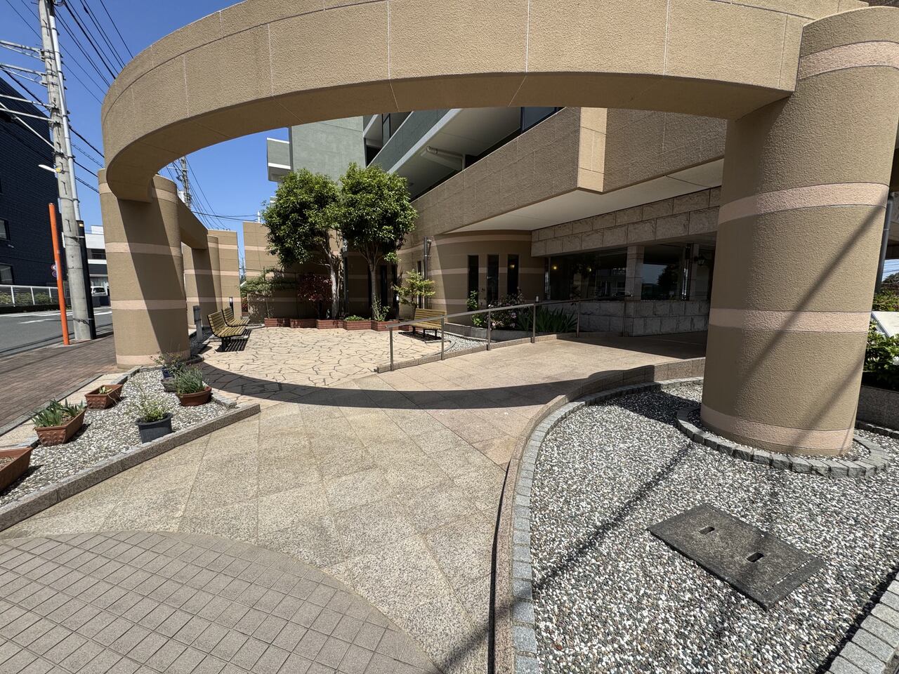 【エントランス】曲線美が、やわらかさと温もりを感じさせてくれるエントランスです。スロープになっており、ベビーカーや車椅子でもスムーズに利用できます。