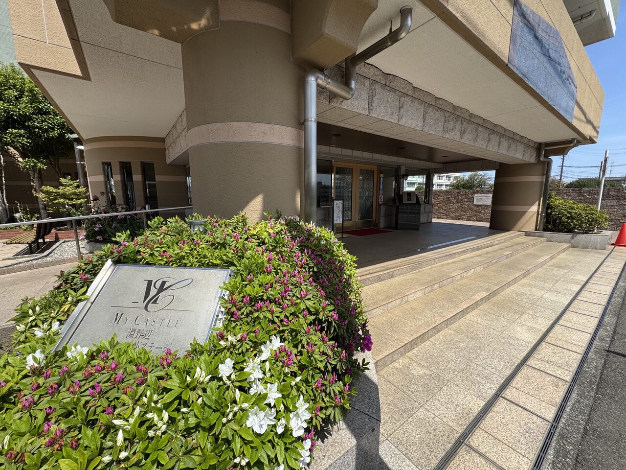 【エントランス】重厚感のある広々としたエントランスが、ご家族やゲストを迎えてくれます。共用部は整然としており、管理の良さがうかがえます。