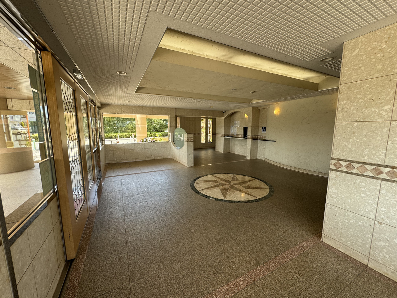 【エントランスロビー】石目調でまとめられた、ホテルライクな印象のエントランスロビーです。エレベーター付きで、大きい物や重い荷物の運び込みも楽に行えます。