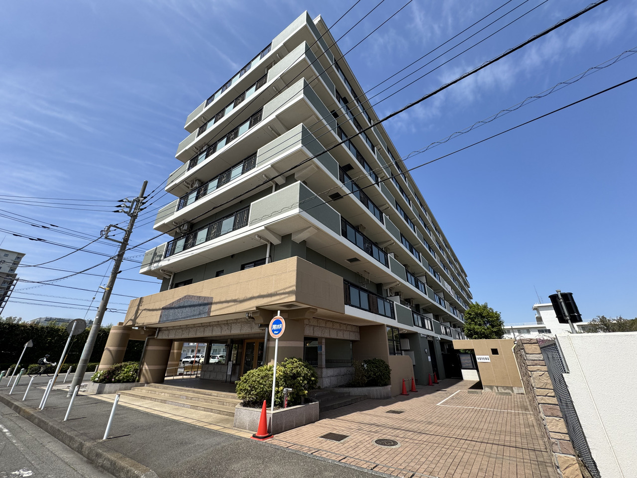 【外観写真】小中学校まで徒歩5分で子育て世帯におすすめの住環境。スーパーやドラッグストア・コンビニが徒歩9分圏内に揃う、買い物に便利なロケーションです。