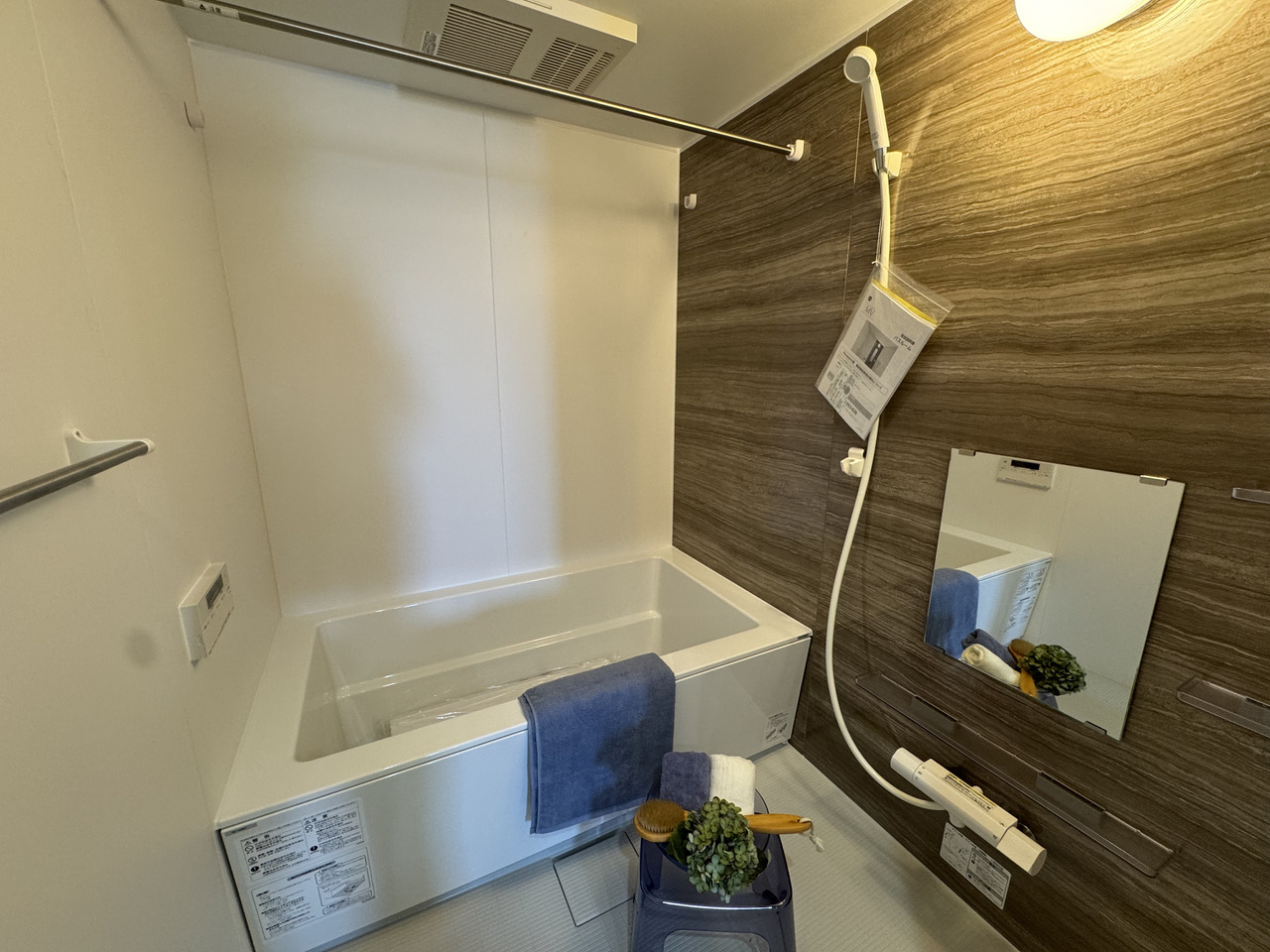 【浴室】あたたかみのある、木目調のアクセントパネルが採用された浴室。浴槽で足を伸ばし、1日の疲れを癒やしていただけます。リフォーム時に、新規交換済です。