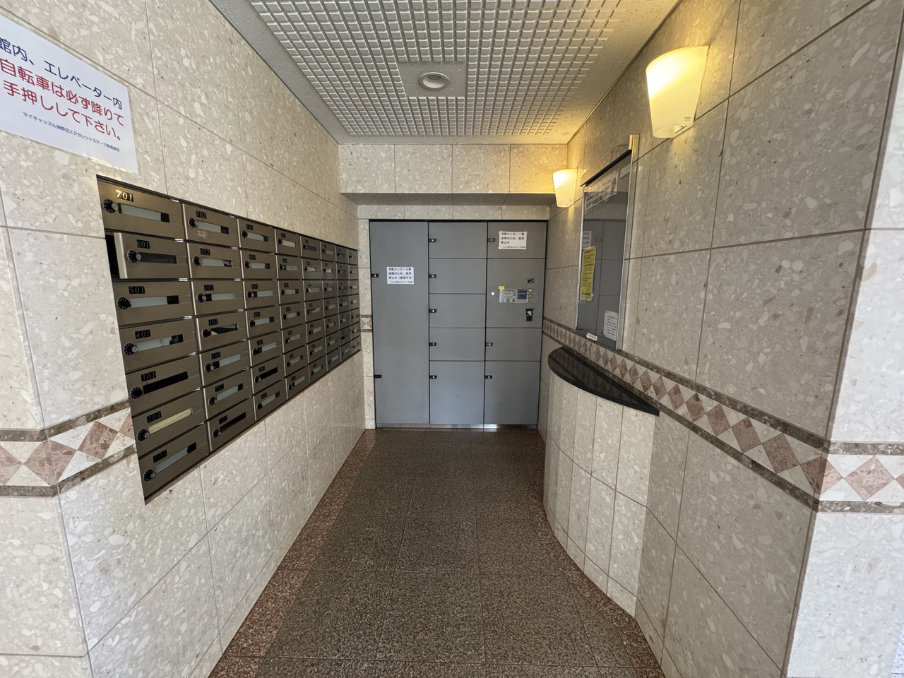 【宅配ボックス】不在時でも荷物を受け取れる宅配ボックス付きです。遅い帰宅時やお出かけの際に、再配達依頼の手間が省けて便利です。