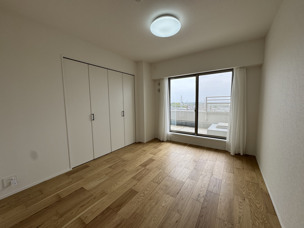 【洋室約6.6帖(南西側)】クローゼット付きなので、部屋の中をスッキリと片付けられます。お好みのテイストにアレンジしやすいシンプルな内装です。