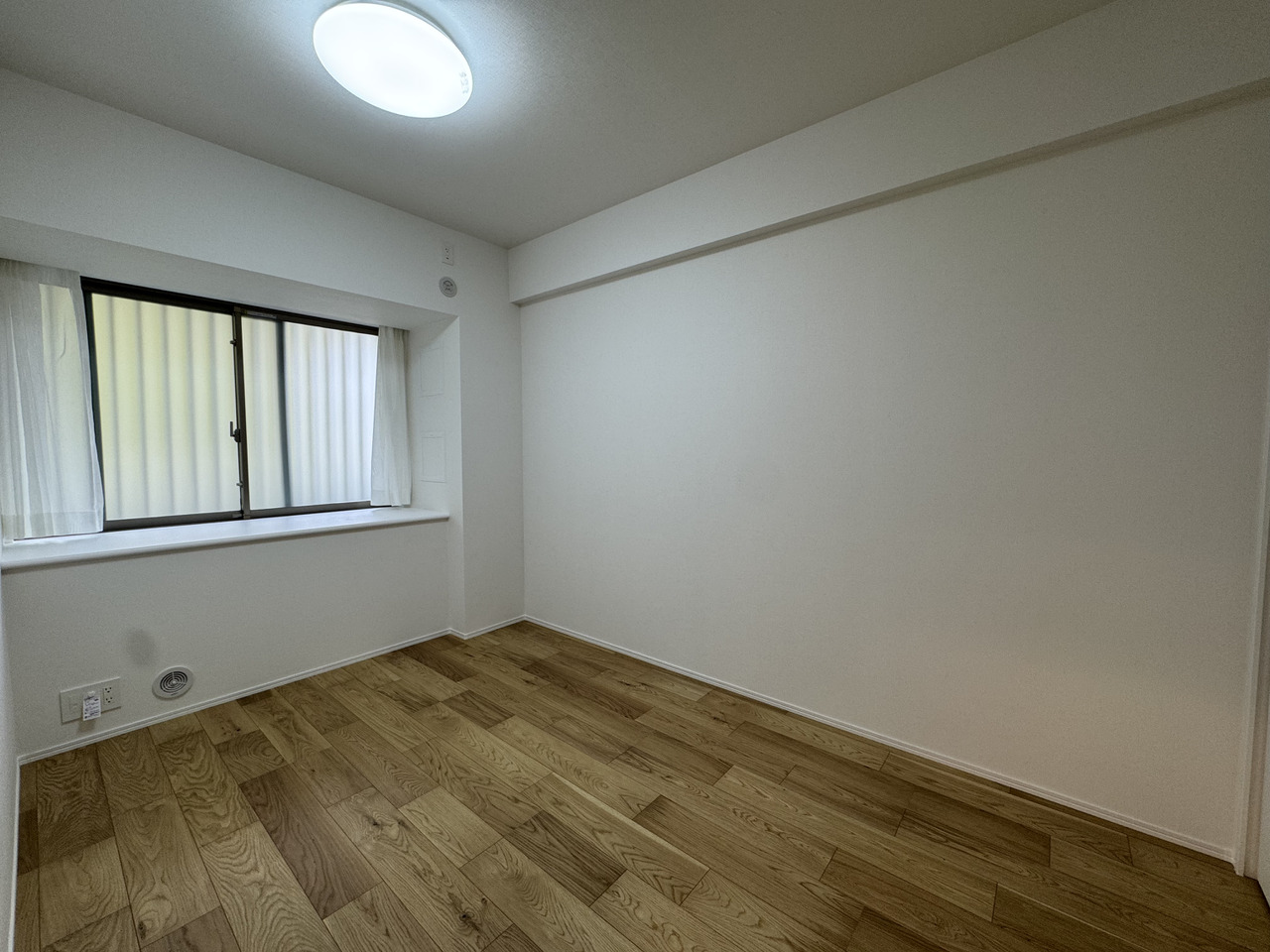 【洋室約5.1帖】ベッドを置いて寝室にしたり、リモートワークスペースにしたり、使い方は自由自在です。