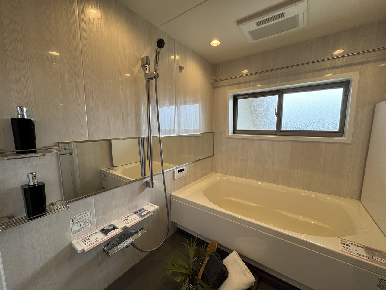 【浴室】お子様とのご入浴もしやすい、ゆとりある1620サイズの浴室(2026年2月交換済み)。窓があり、ご入浴後や清掃時に換気ができます。
