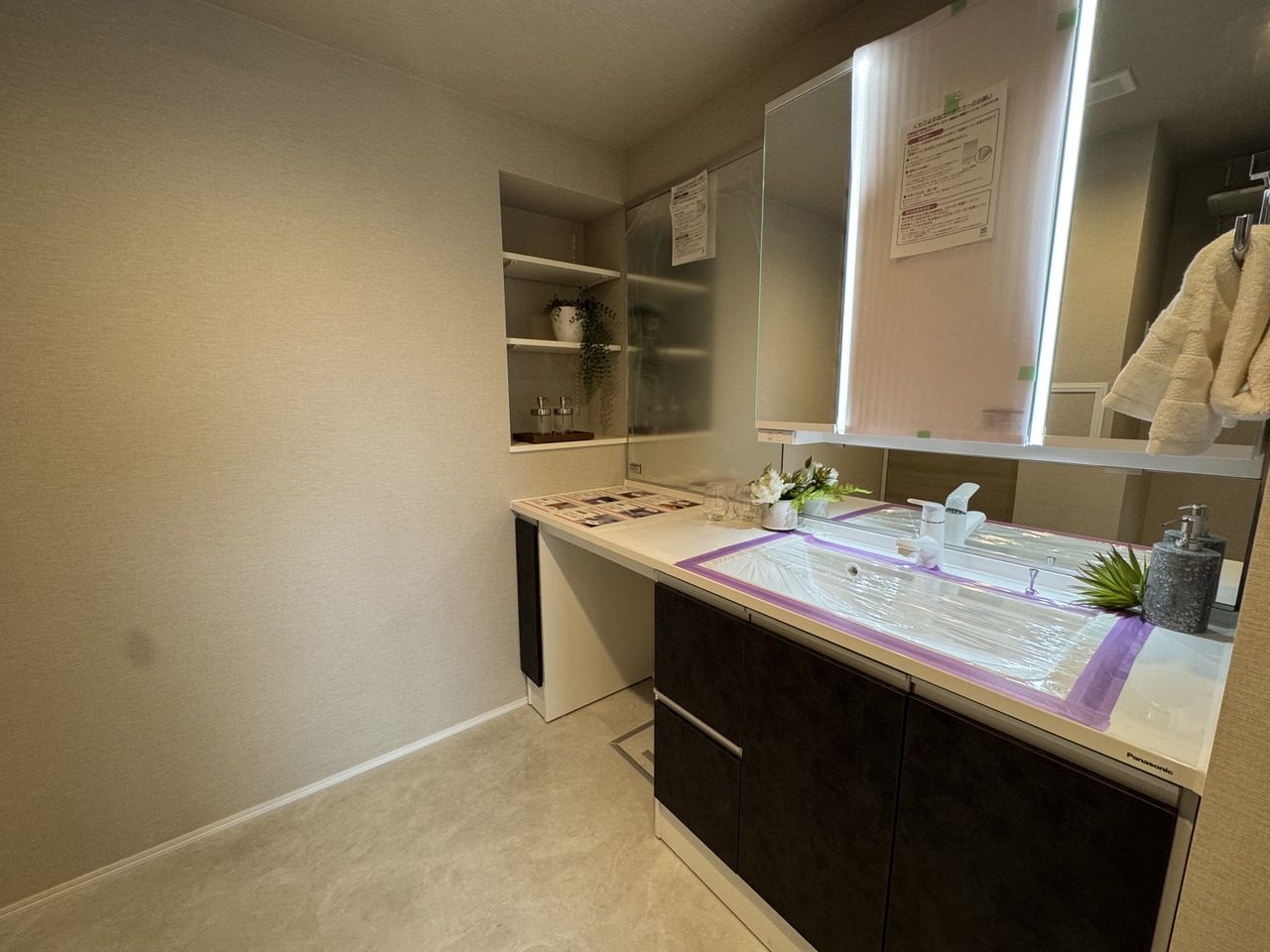 【洗面室】ゆとりのある洗面室。洗面化粧台は2026年2月に交換済みです。横の収納スペースには洗面用品や化粧水などを仕舞えます。