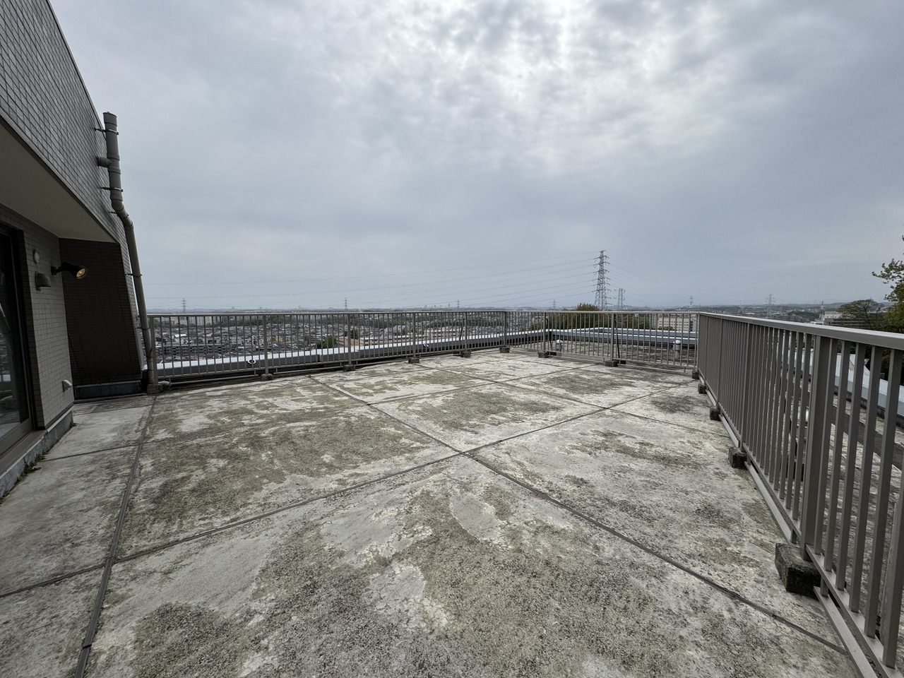 【ルーフバルコニー】ルーフバルコニーは、計94.72㎡の広々とした空間です。ティータイムや日光浴など、外部からの視線を気にせずプライベートタイムを堪能していただけます。