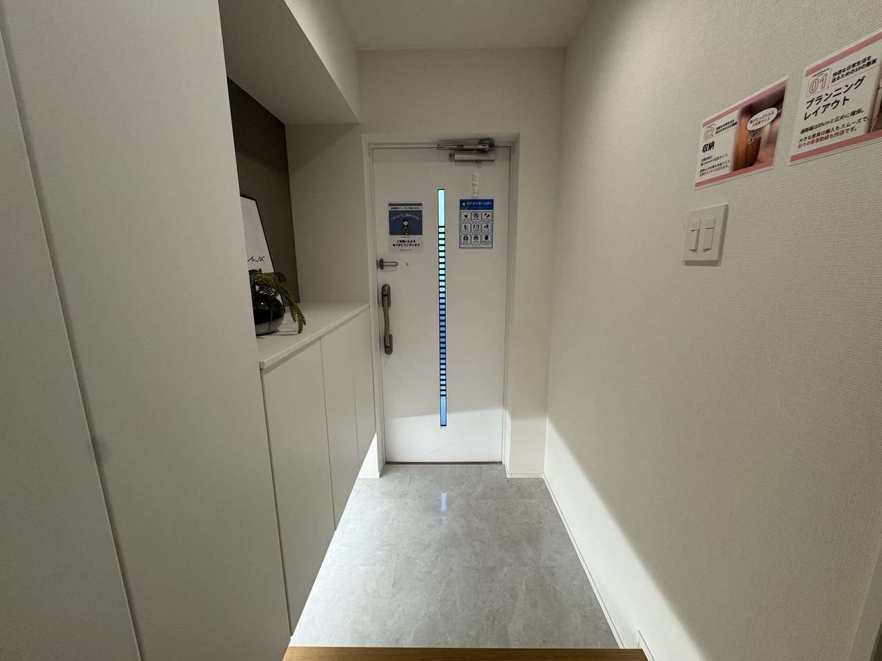 【玄関】玄関には下部のスペースを活用できるフロートタイプのシューズボックスが設置されています。玄関周りをすっきりと保つことができ、ご家族やゲストを気持ち良く迎えることができそうです。