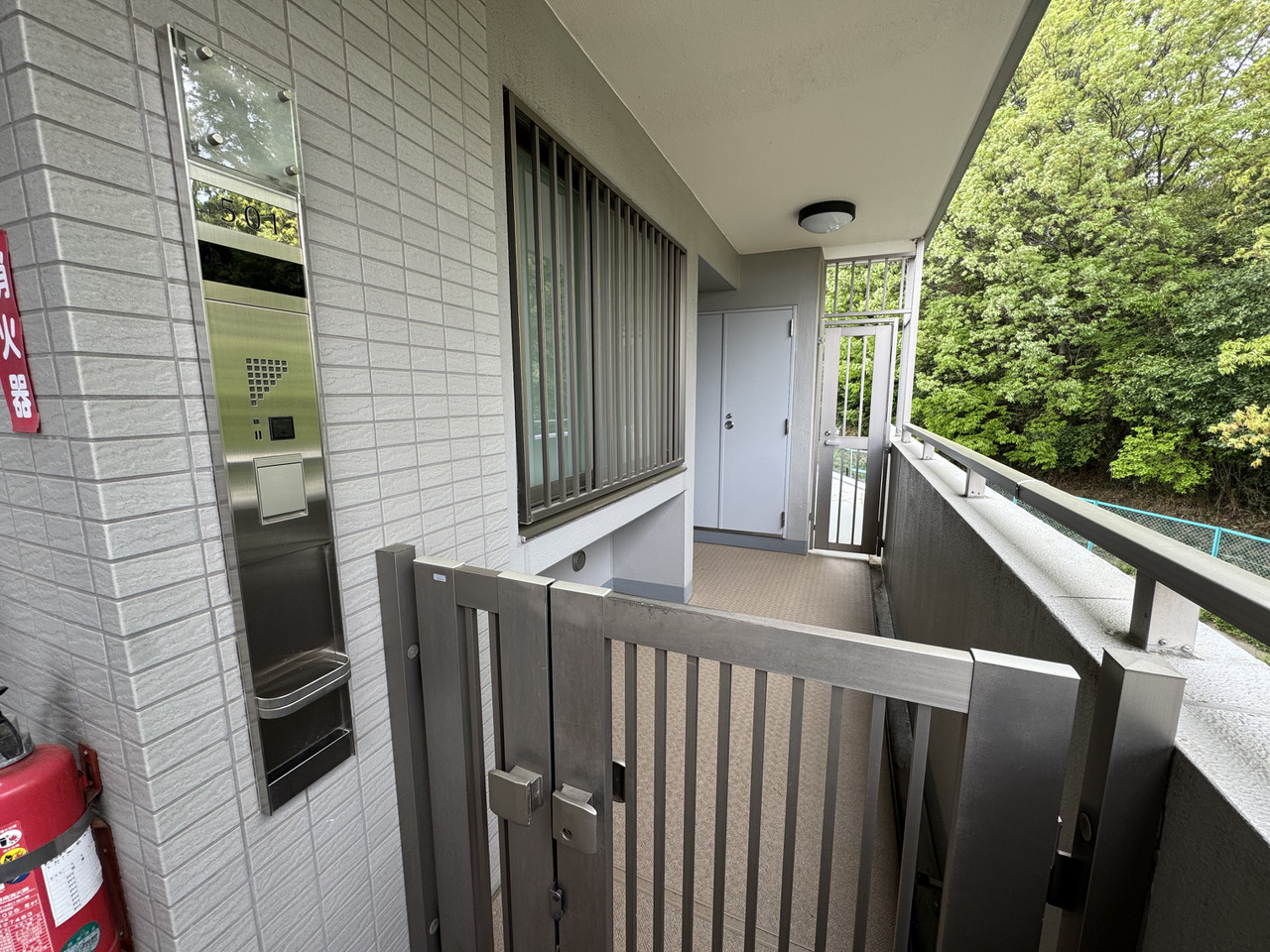 【玄関ポーチ】玄関の外にはポーチが設けられています。外廊下から室内が見えにくい仕様で、プライバシーが守られます。0.71㎡の専用トランクルーム付きです。