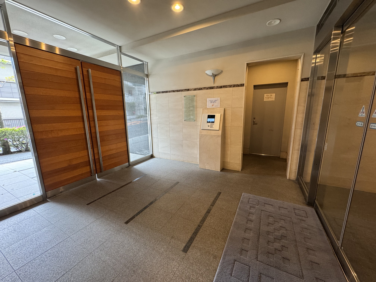 【エントランス】エントランスには、オートロックが採用されています。不審者や不要なセールスなどの侵入を防ぎ、防犯面に配慮できます。