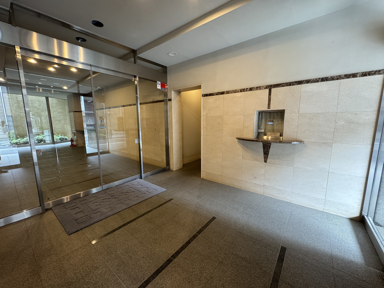 【エントランス】総戸数37戸のマンション。管理形態は日勤です。お引き渡し時期など、ご不明な点がございましたら、お気軽にご相談ください。