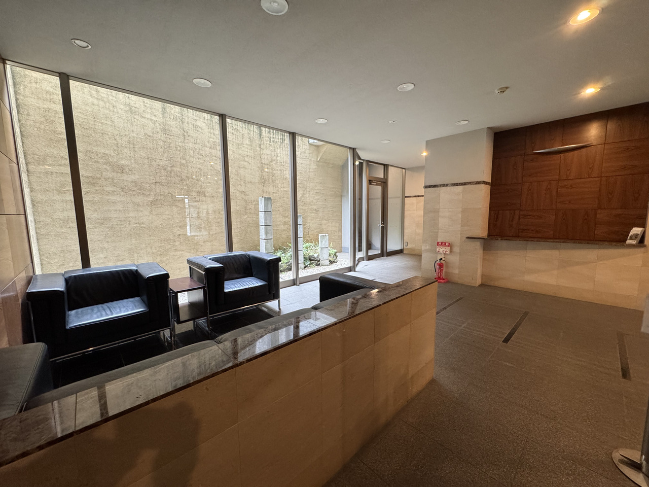 【ロビー】重厚感のあるロビー。ソファが置いてあるので、ご家族との待ち合わせや住民同士のおしゃべりが弾みます。