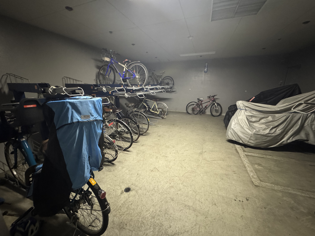 【駐輪場・バイク置き場】屋内型ですので、雨風の影響を受けにくく、防犯面にも配慮されています。サイクルラック付きです。