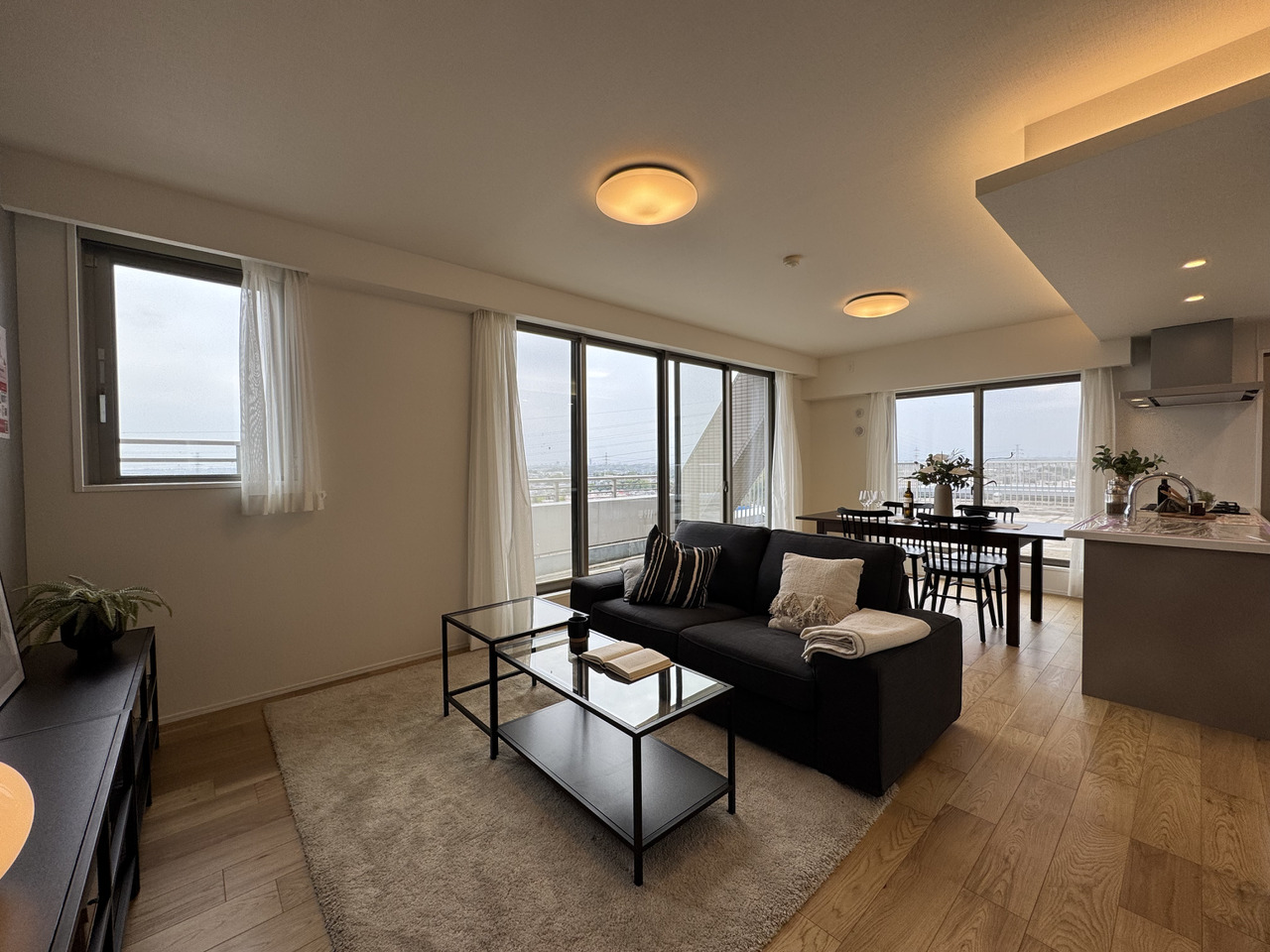 【LDK】北西・南西側から明るい光が差し込むLDK。外からの視線を気にせずのびのびお過ごしいただけます。2026年2月内装リフォーム済み。