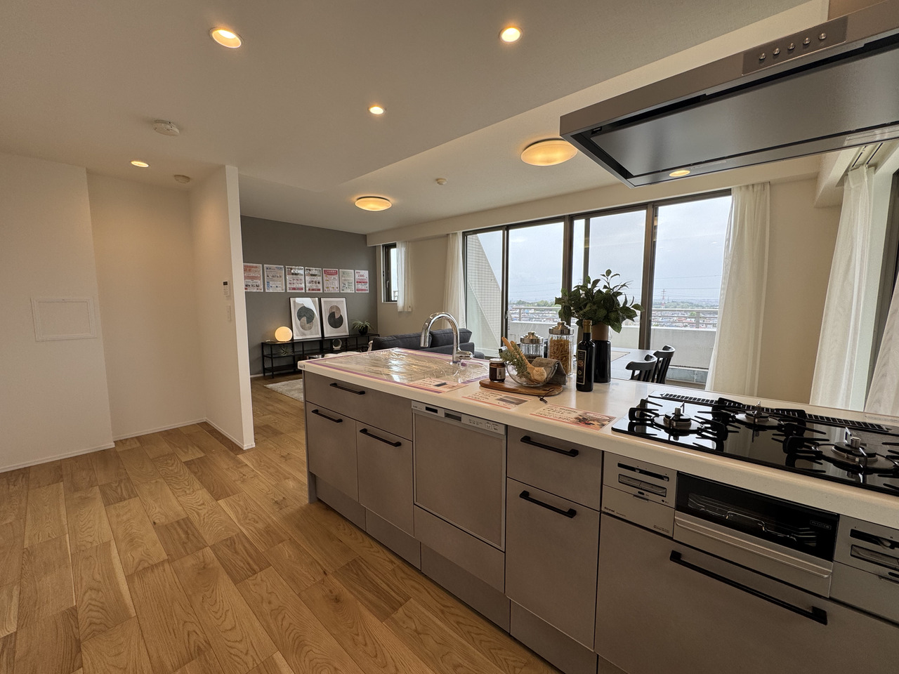 【キッチン】2026年2月にシステムキッチンが新規交換されています。3口ガスコンロが備え付けられているため、複数品を同時に調理可能です。