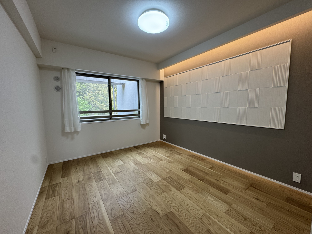 【洋室約6.6帖(北東側)】採光部分は腰高窓なので、家具の配置がしやすく、壁面を活かしたレイアウトが可能です。廊下より出入り可能な独立したお部屋です。