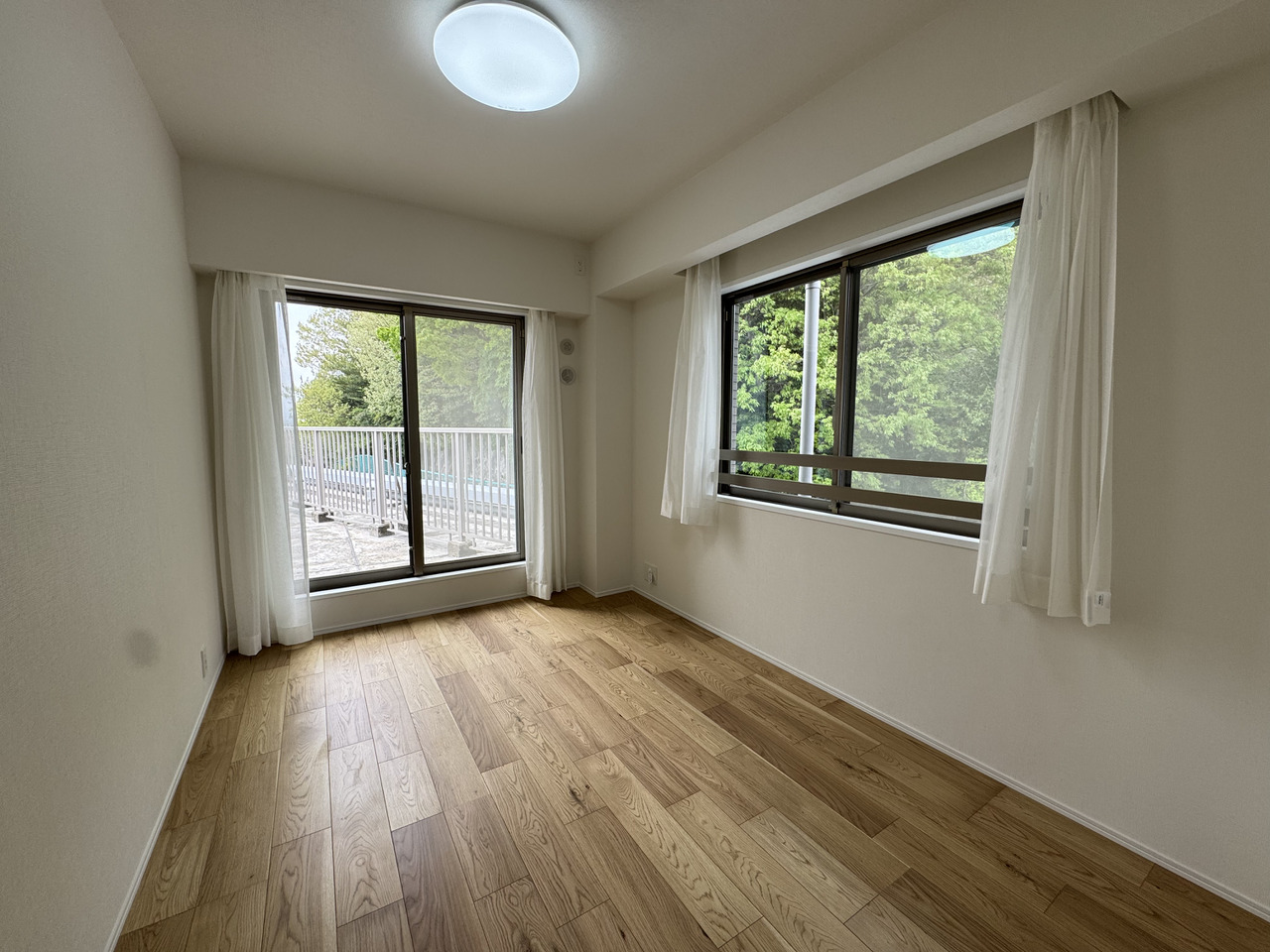 【洋室約6.2帖】北西・北東側の2面採光で、明るく風通しの良いお部屋です。北西側のルーフバルコニーに面しています。