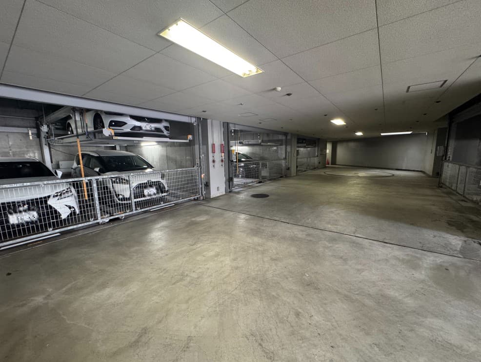 【駐車場】マンション敷地内には駐車スペースが設けられています。最新の空き状況や、利用可能な車両サイズなど、お気兼ねなくご確認くださいませ。