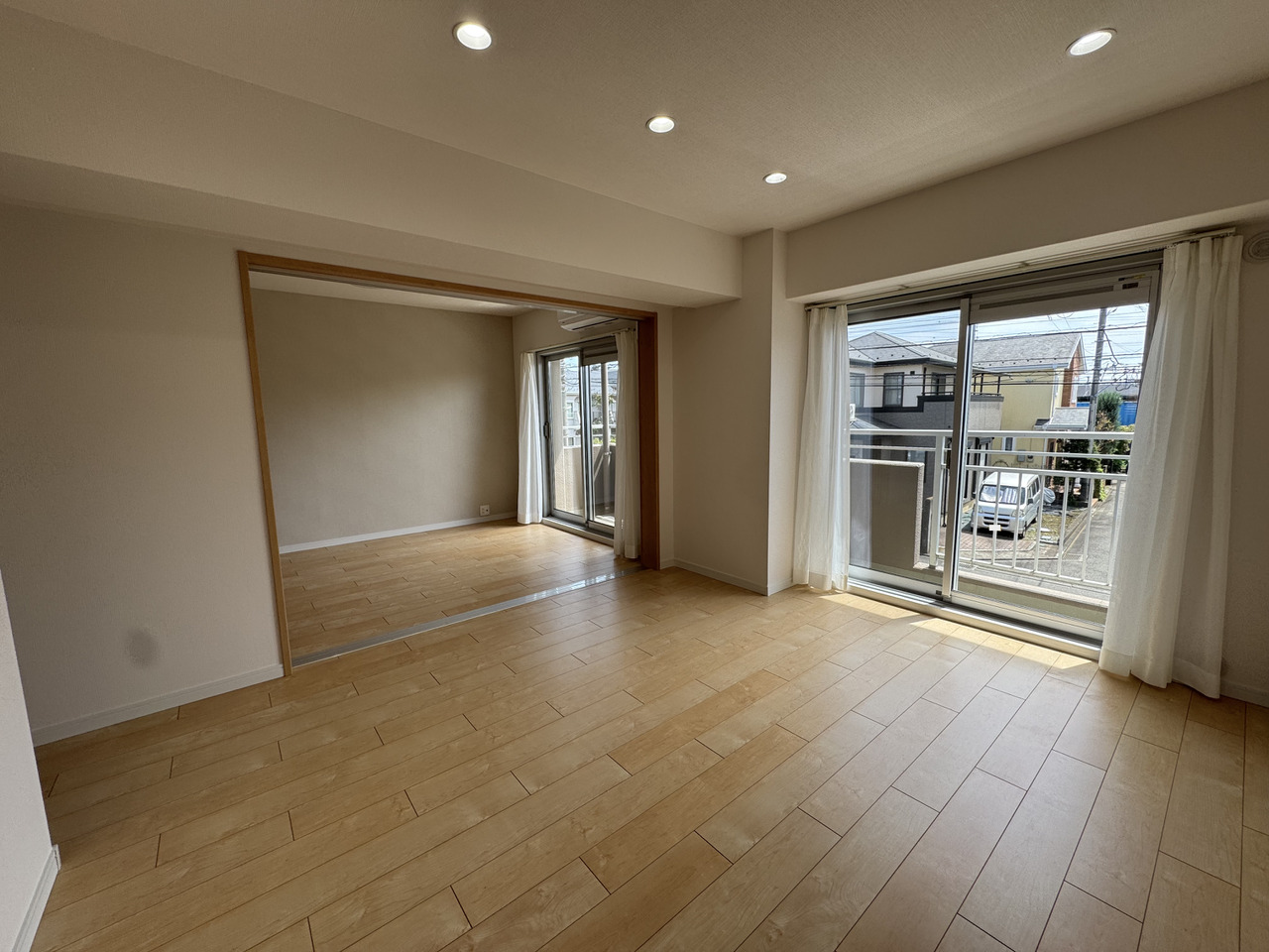 【LDK】LDKに約6.0帖の洋室が隣接しており、引き戸を開放すると一体利用が可能。合わせると約16.4帖の広さになり、ご家族揃ってゆったりとお過ごしいただけます。