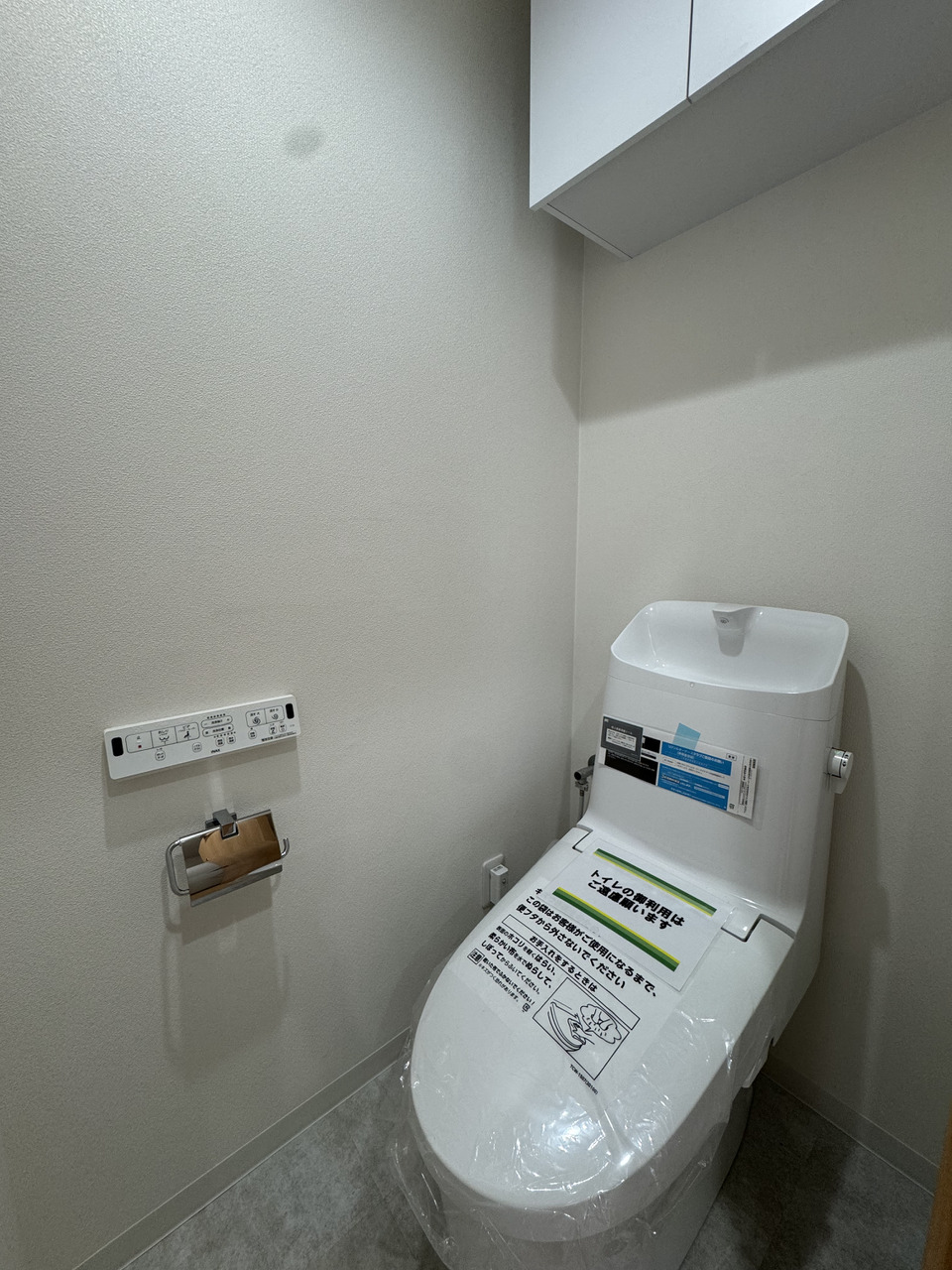 【トイレ】1年中快適にご使用いただける、温水洗浄便座付きのトイレです。リモコンは壁側に設置されており、便器周りのお手入れがしやすくなっています。