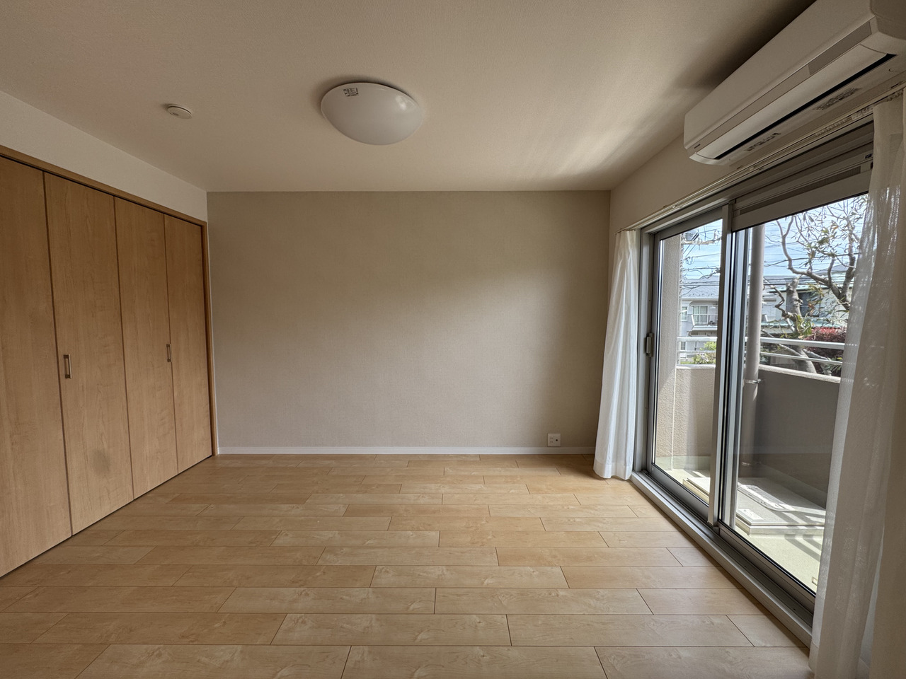 【洋室/約6.0帖】LDKに隣接している洋室です。お子様のプレイスペースや学習スペース・第2のリビングなど、ライフスタイルに合わせて多用途に使用できます。