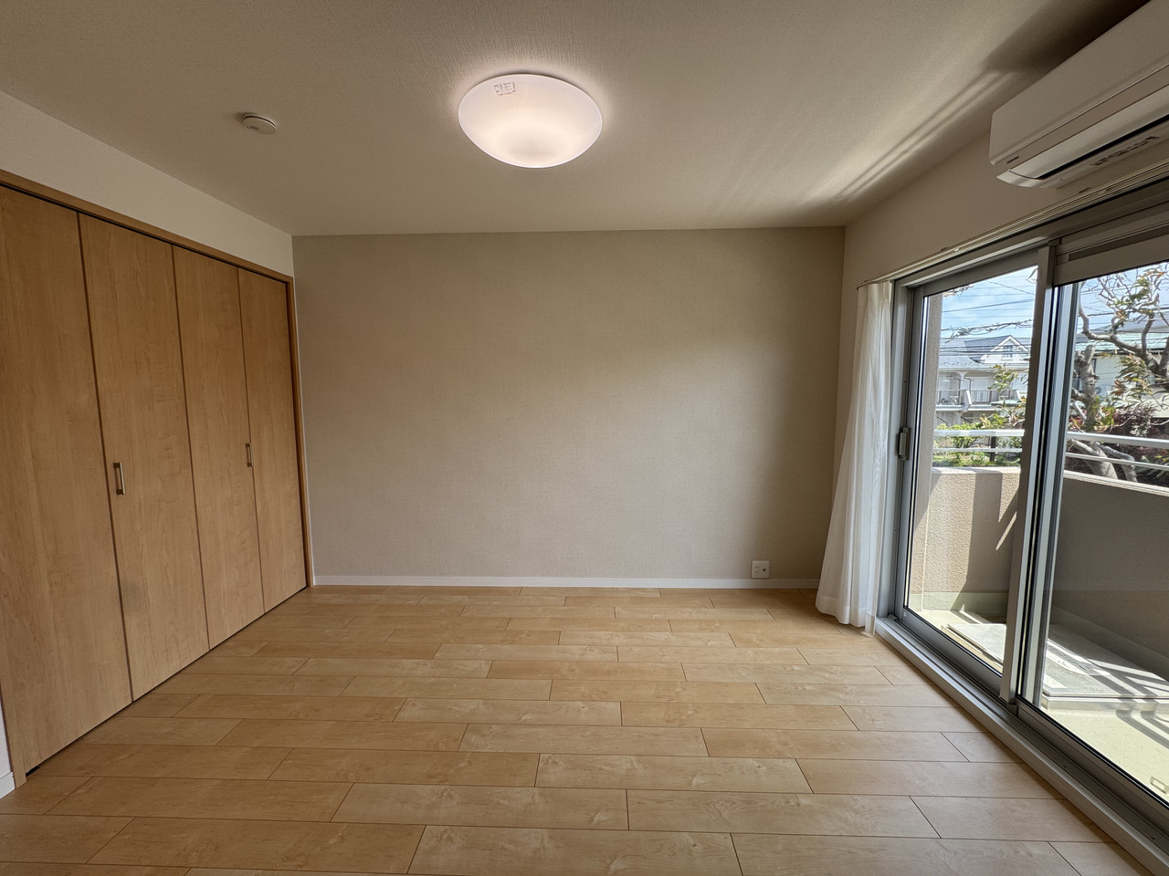 【洋室/約6.0帖】リフォーム時にエアコンが2基設置されており、新生活をスムーズにスタートしていただけます。エアコンの購入費用や設置の手間が省けます。