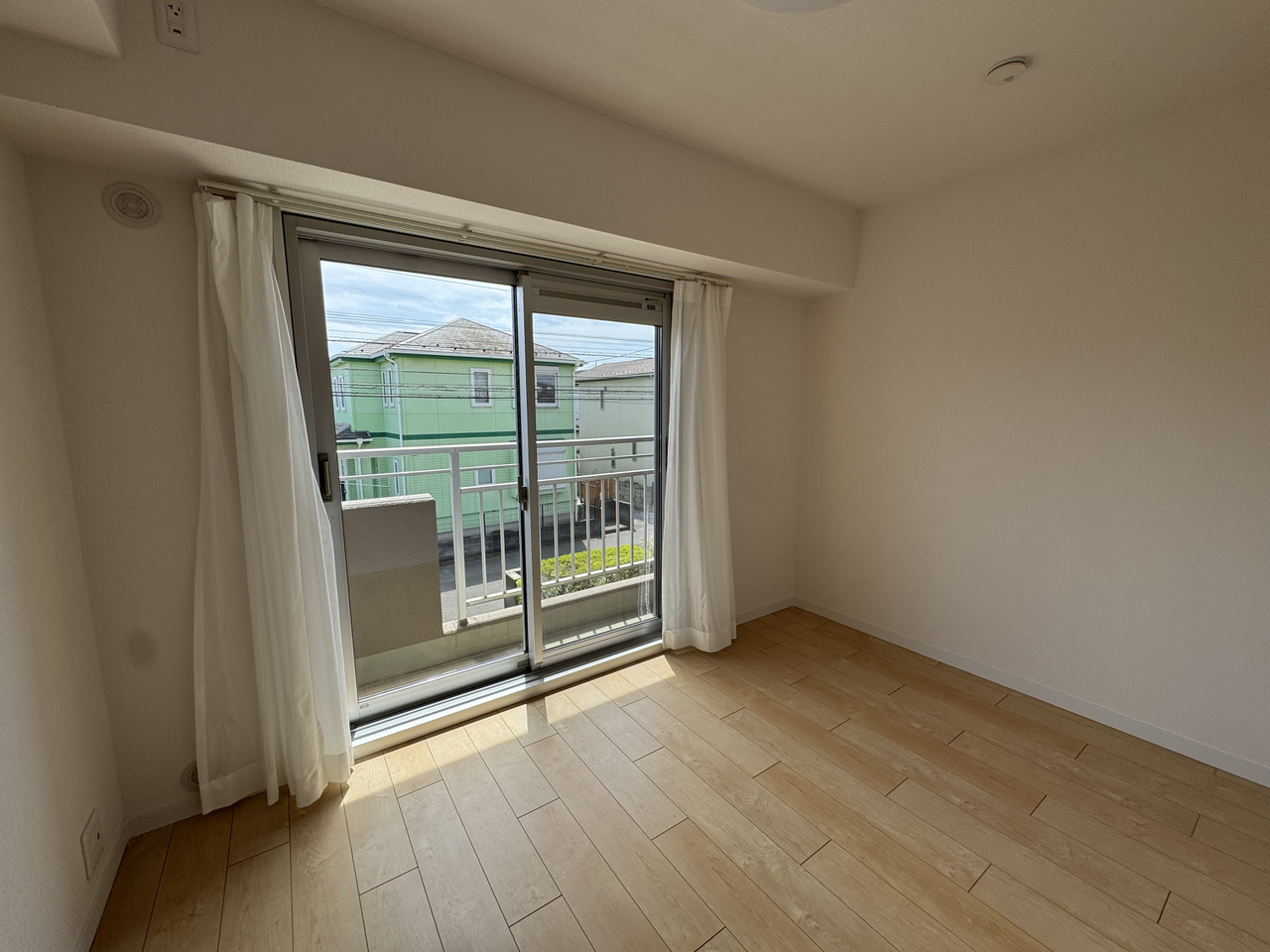 【洋室/約4.3帖】廊下から出入り可能な独立性の高い洋室で、主寝室におすすめです。バルコニーに面しており、布団を干すのに便利。壁面が多く、家具配置がしやすい設計です。