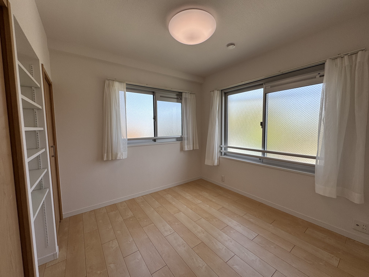 【洋室/約4.8帖】2面採光が確保された洋室です。3ヶ所の収納が設けられており、用途に分けて使い分けが可能。収納家具の配置を最低限に、室内をすっきりと整頓できます。