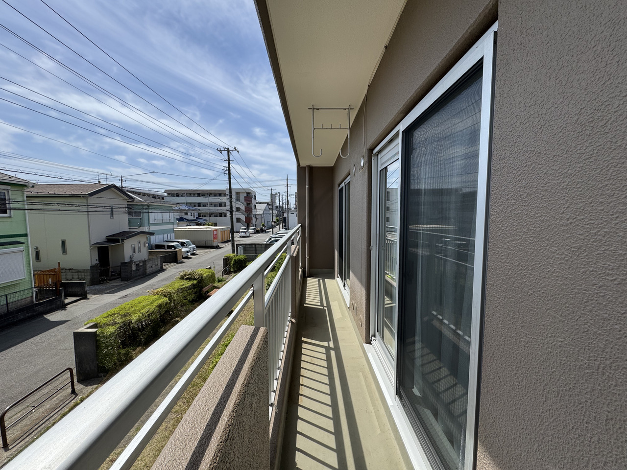 【バルコニー】LDKと洋室2部屋に跨がる、南東向きのバルコニー。上部に物干金具が設けられており、物干し竿を掛けて洗濯物を干すことができます。