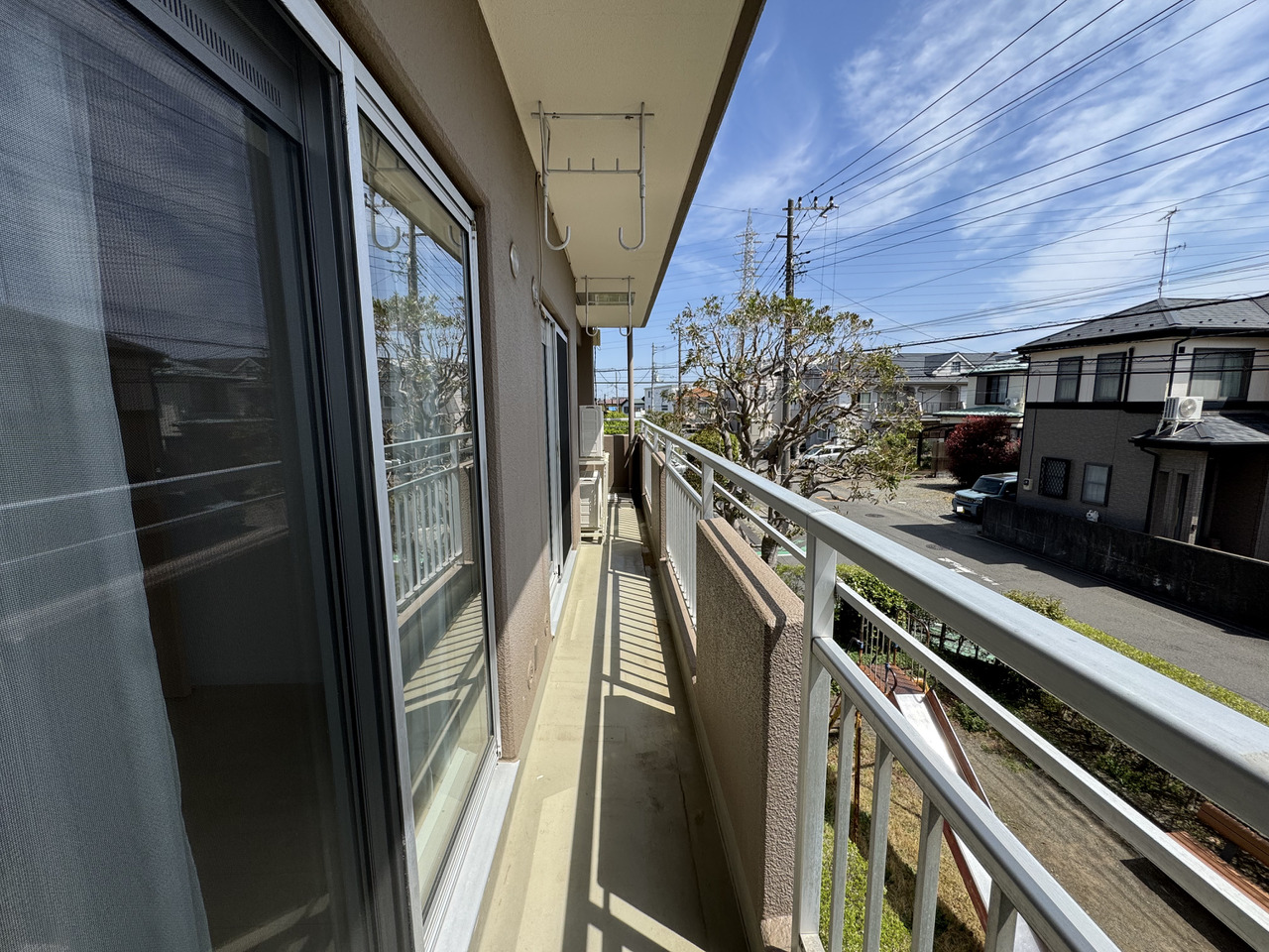 【バルコニー】前面に光を遮る高い建物がなく、心地よい陽光がたっぷりと降り注ぎます。晴れた日には、洗濯物を気持ち良く乾かせそうです。