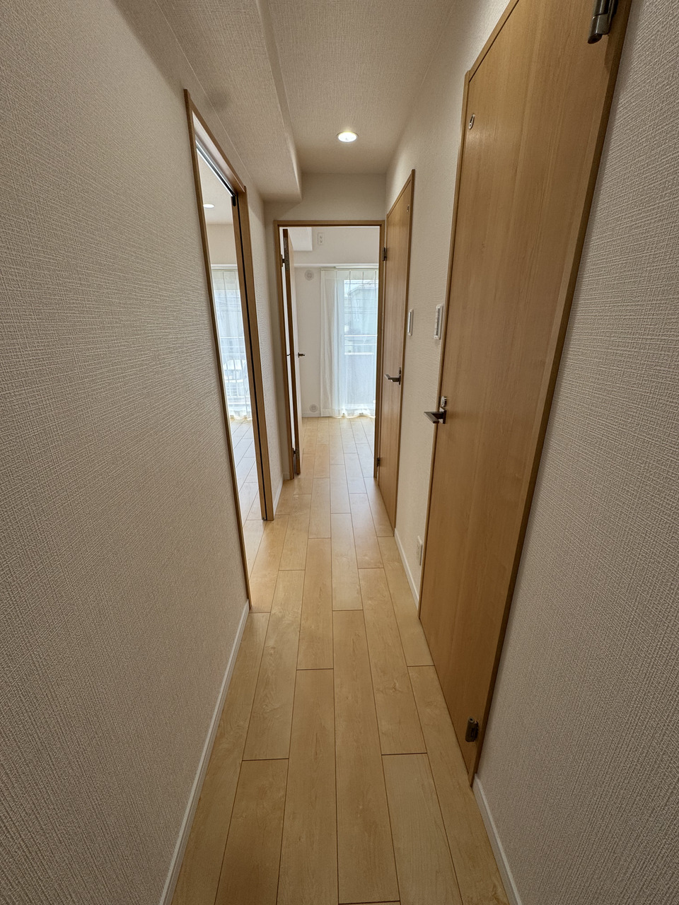 【廊下】木のあたたかみを感じられる、やさしい雰囲気の廊下です。2026年3月に、フローリングやクロス・水回り・分電盤などのリフォームが行われています。