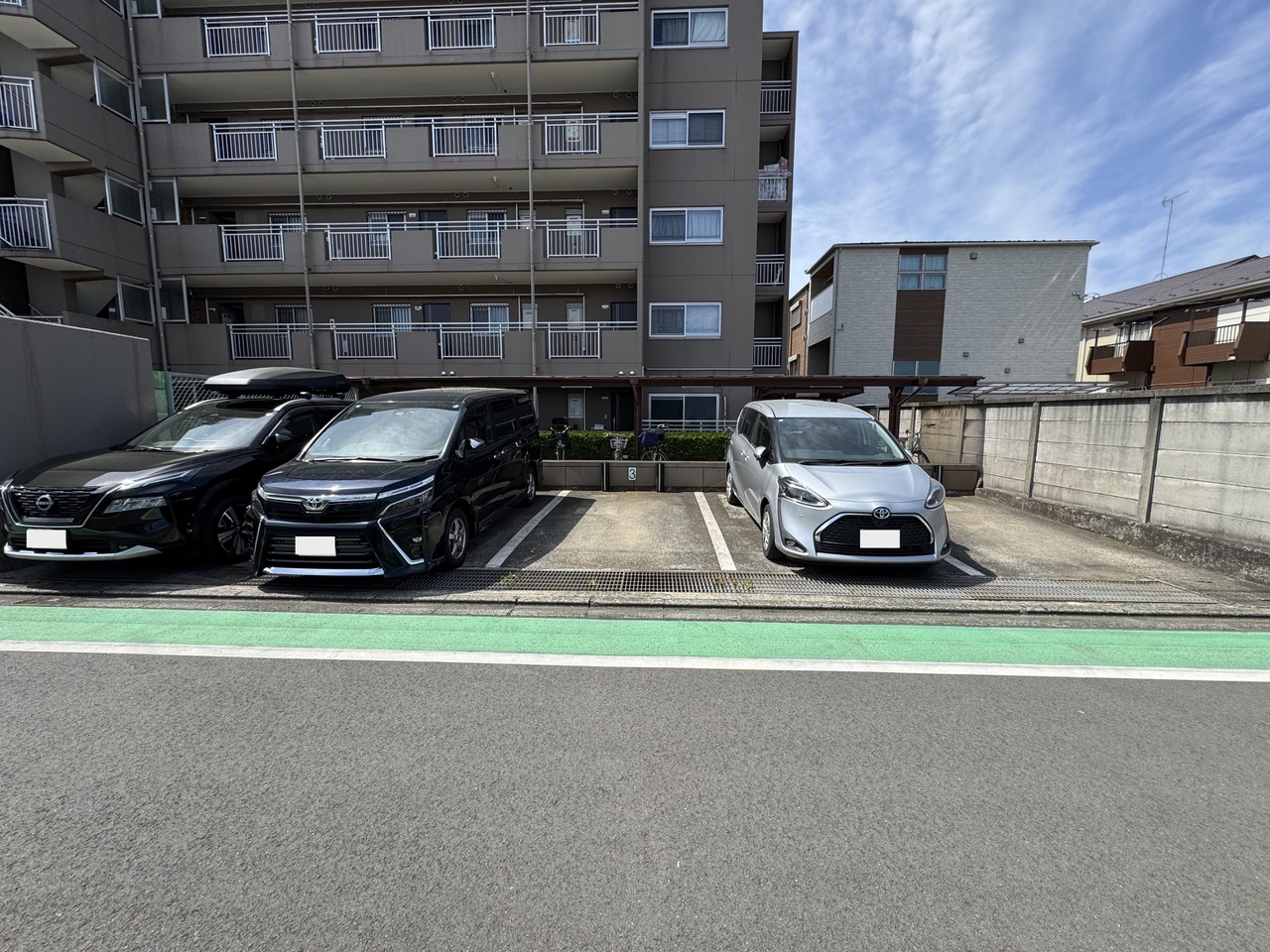 【駐車場】マンション敷地内の平面駐車場です。使用料は月額10000円。最新の空き状況やサイズなどの詳細は、お問い合わせください。