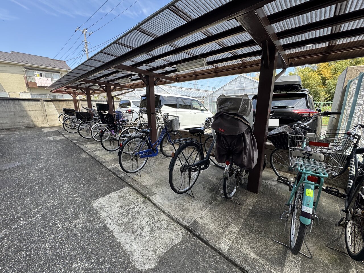 【駐輪場】共用部分には、駐輪場とバイク置場があります。共に使用料は無償、シールの貼付が必要です。駐輪場はフリースペースになっています。