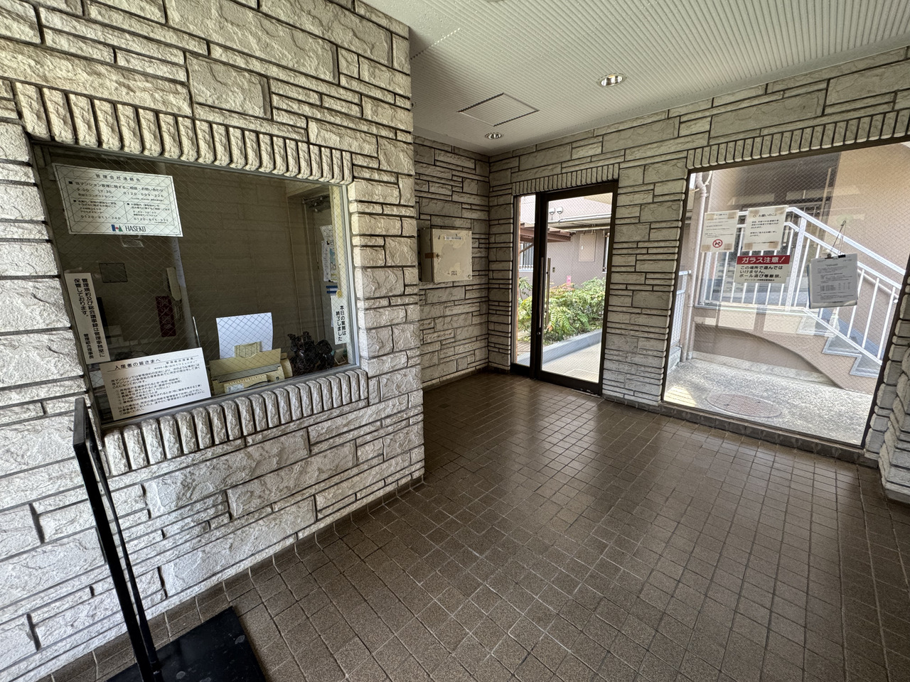 【エントランス】(株)長谷工コミュニティによる巡回管理が行われています。共用部は整然としており、管理の良さがうかがえます。