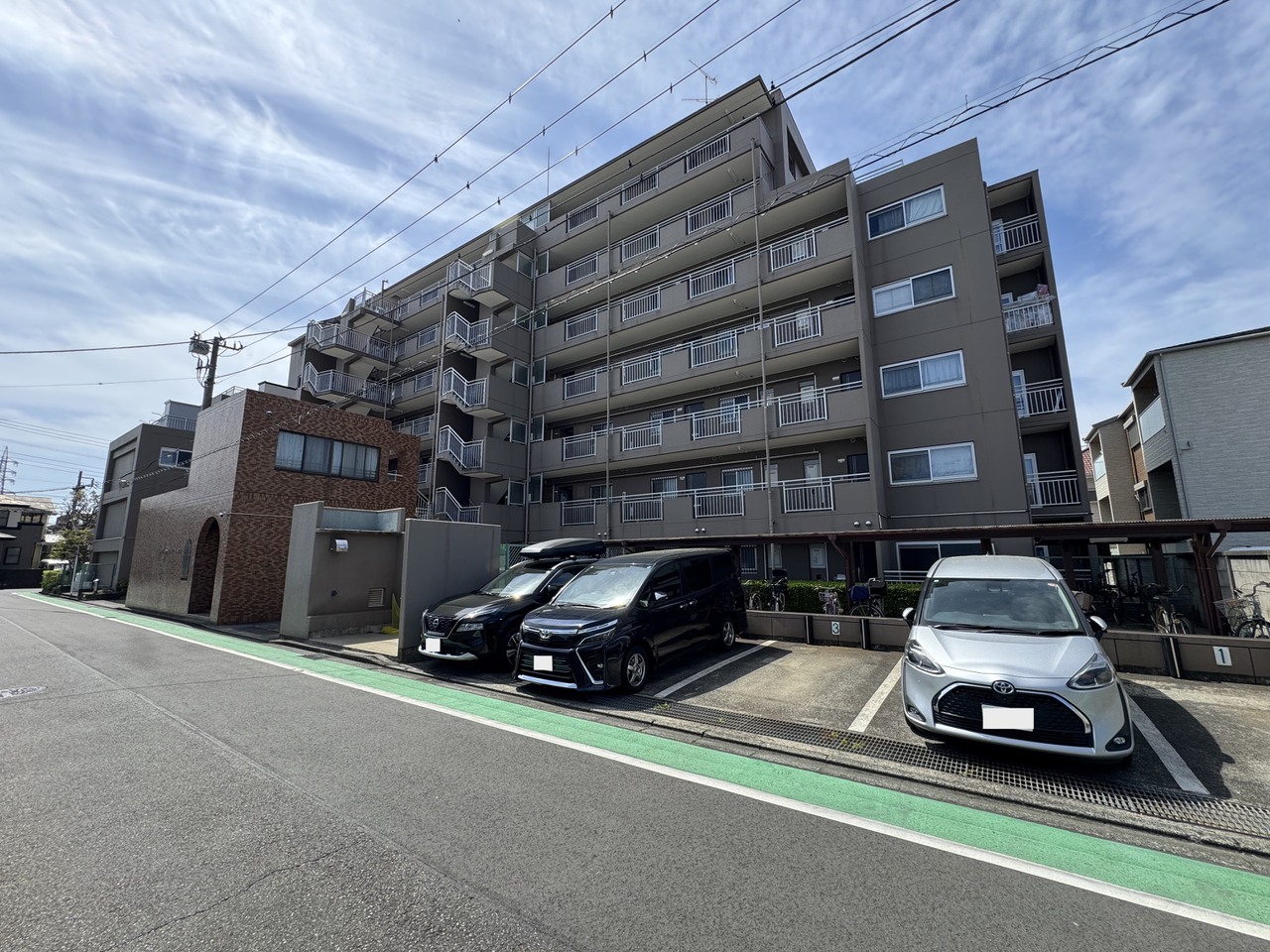 【外観写真】小学校まで徒歩7分、中学校まで徒歩10分の距離で子育て世帯におすすめのロケーション。買い物施設も身近に揃っており、生活便利な住環境です。
