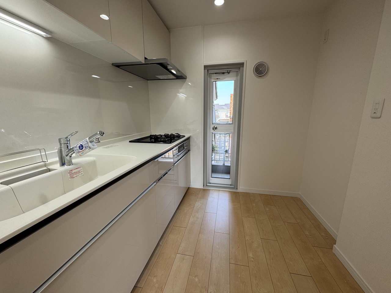 【キッチン】料理に集中できる独立タイプのキッチン。食器洗乾燥機が備わっており、忙しい家事をサポートしてくれます。勝手口があり、北西向きバルコニーへ出入りできます。