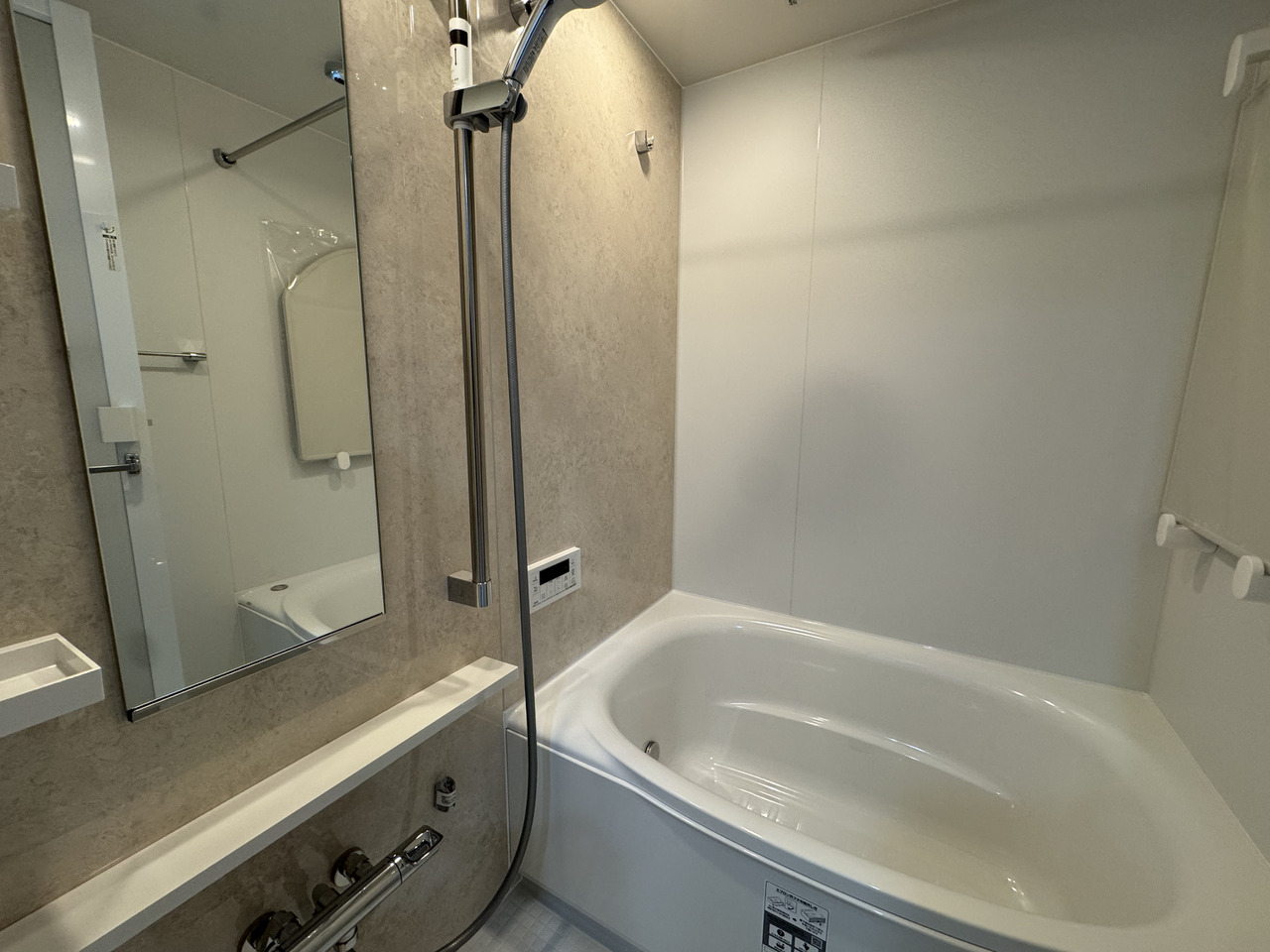 【浴室】2026年3月のリフォーム時に新規交換されており、気持ち良くご使用いただけます。追い焚き機能付きで、いつでも快適なバスタイムが楽しめそうです。