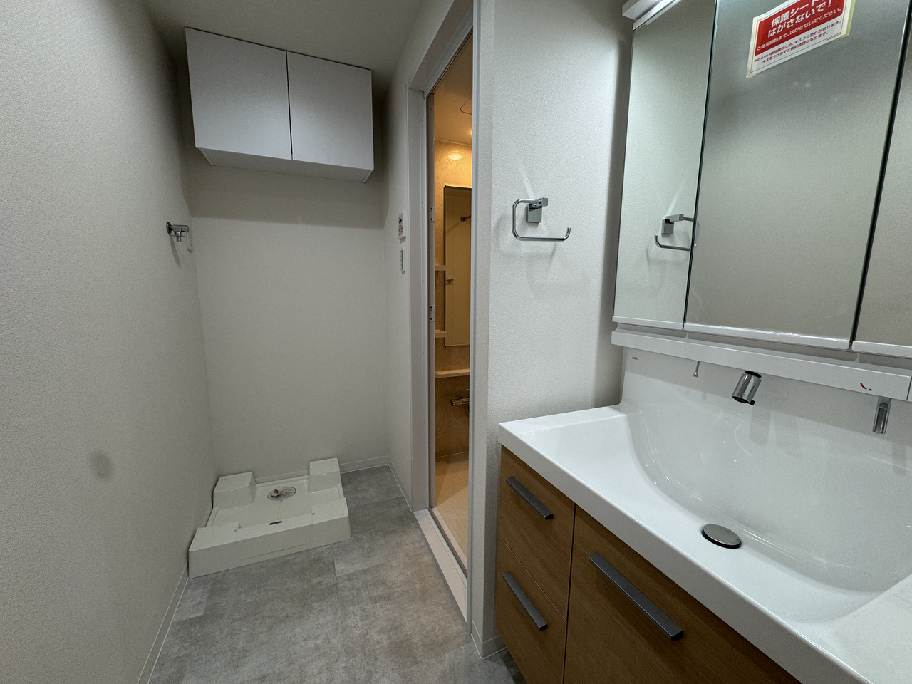 【洗面化粧台】鏡裏や手洗いボウル下に収納スペースが設けられています。水栓は金具回りに水が溜まらない上方吐水タイプなので、清潔さが保てそうです。