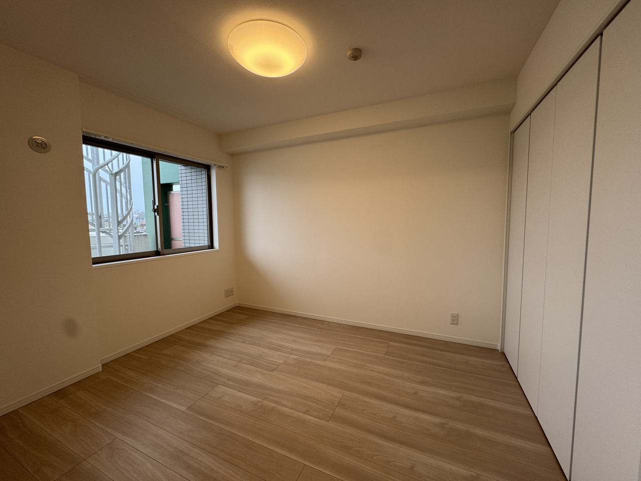 【洋室(約5.8帖)】LDKに隣接しており、引き戸を開ければ続き間としても活用できる洋室です。ライフスタイルに合わせて個室としても利用可能で、暮らしの変化に柔軟に対応しやすい間取り設計です。