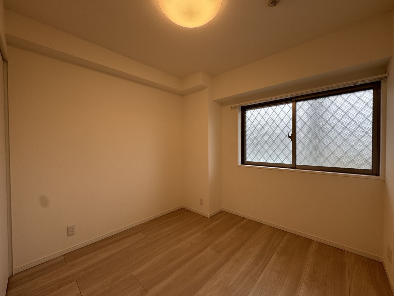 【洋室(約5.0帖)】東側にはクローゼットが備わっています。活用して室内をすっきり整理することが可能です。