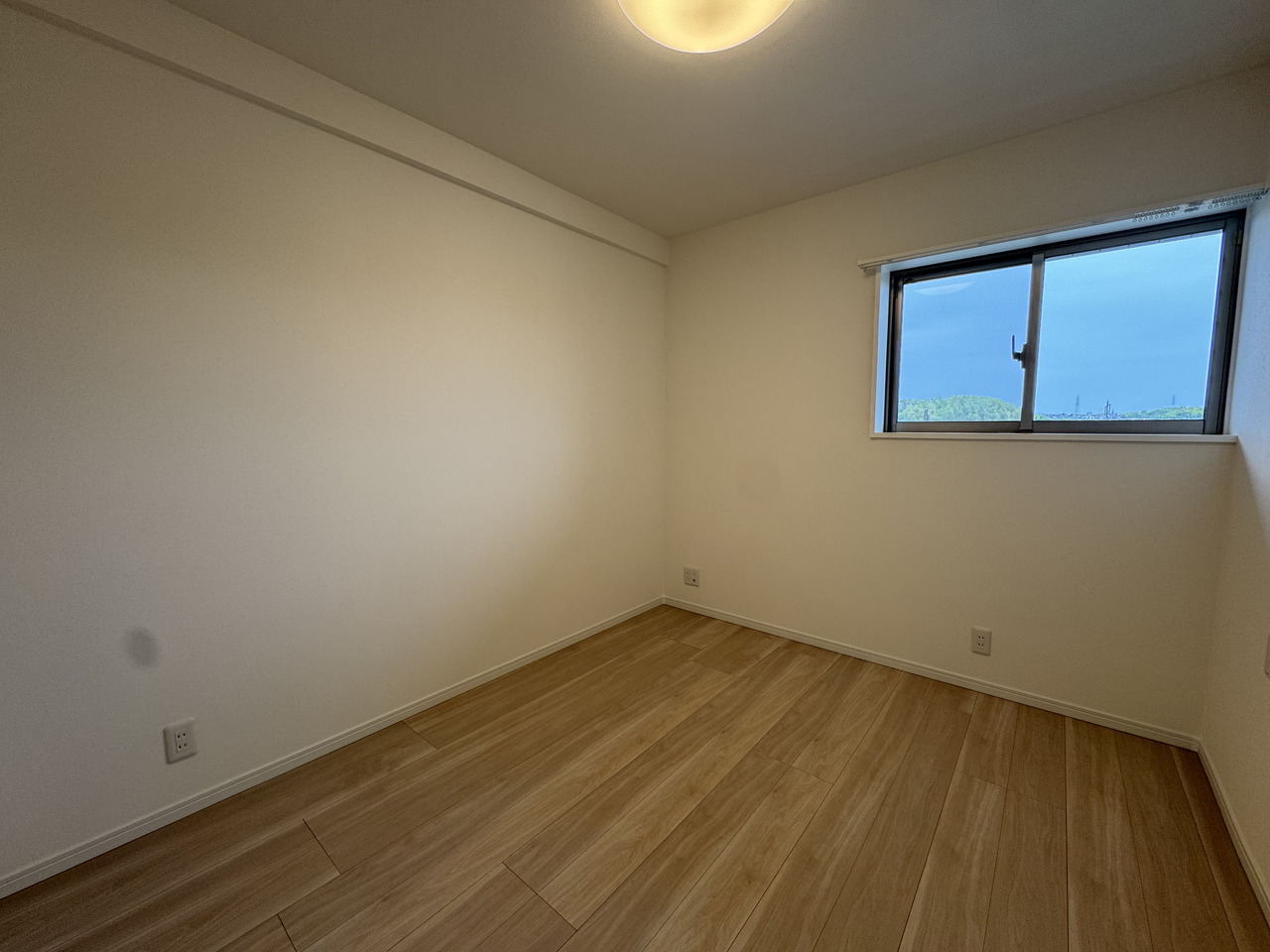 【洋室(約5.4帖)】採光部分は腰高窓なので、家具の配置がしやすく、壁面を活かしたレイアウトが可能です。