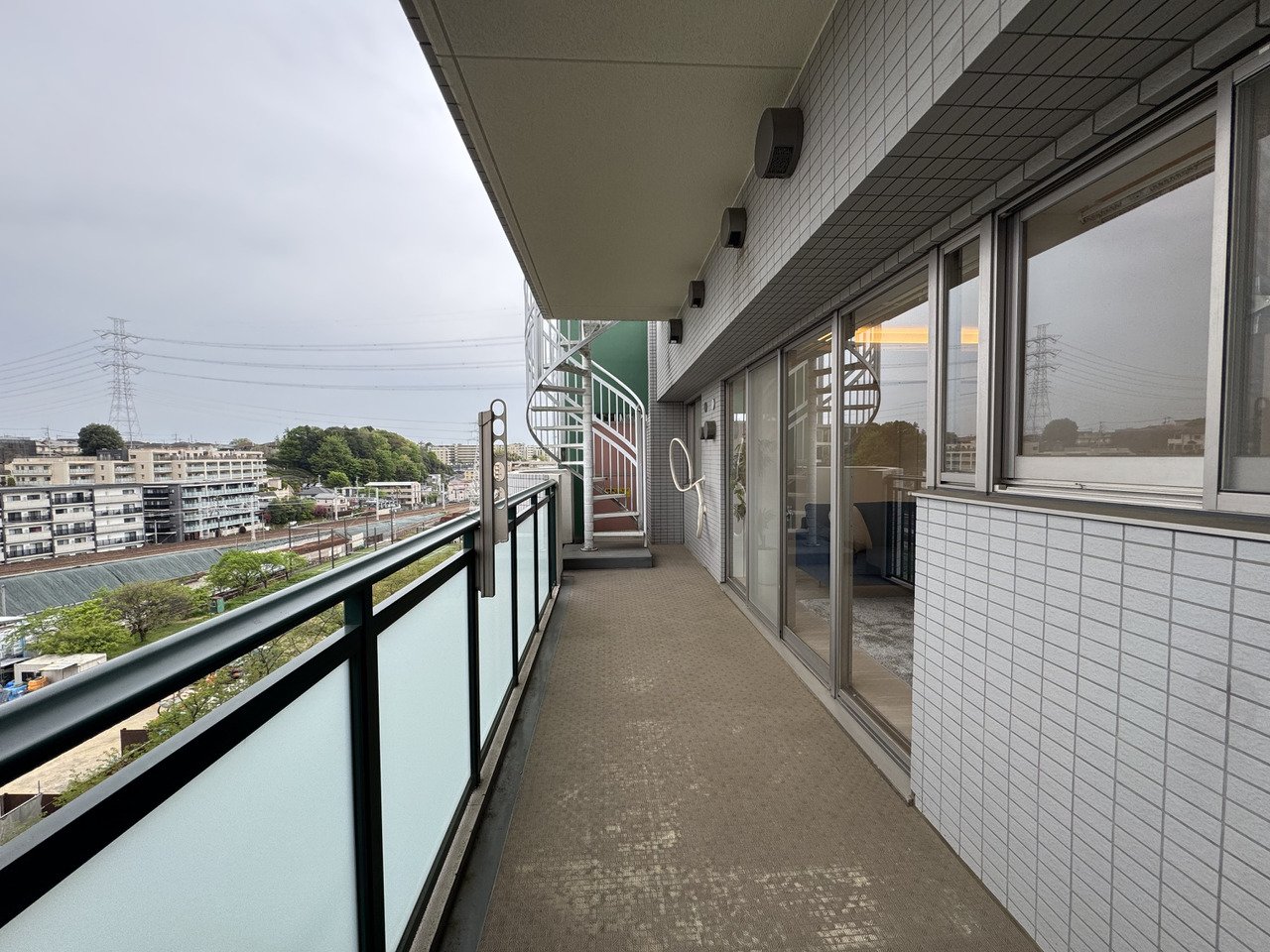 【バルコニー】高さが変えられる物干し金物が備え付けられています。屋根があり少しの雨では洗濯物が濡れにくいです。