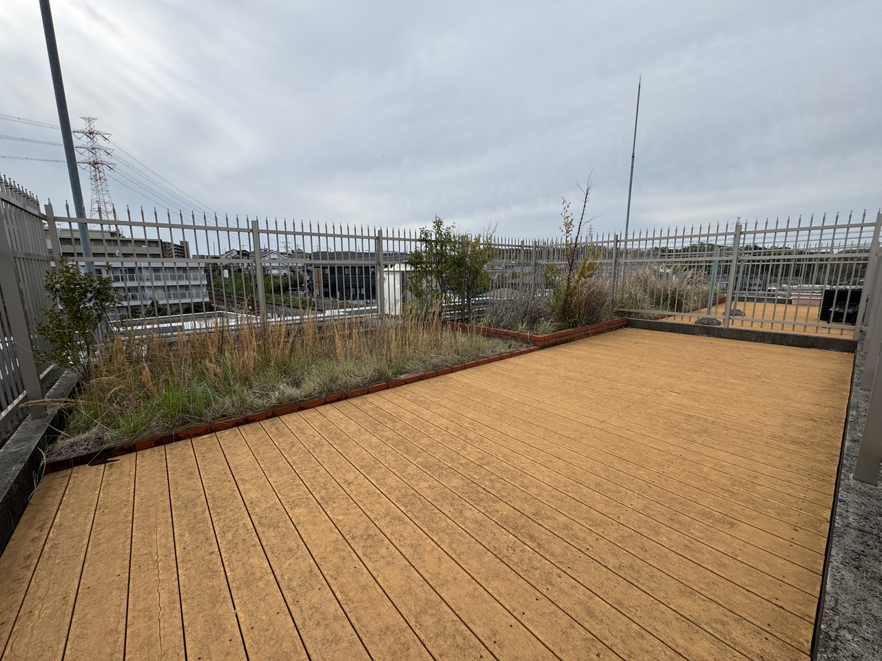 【ルーフバルコニー】多目的に活用しやすい、ゆったり44.50平米のルーフバルコニー付き。日向ぼっこやお家ピクニックなど、自宅でアウトドア気分を楽しめます。