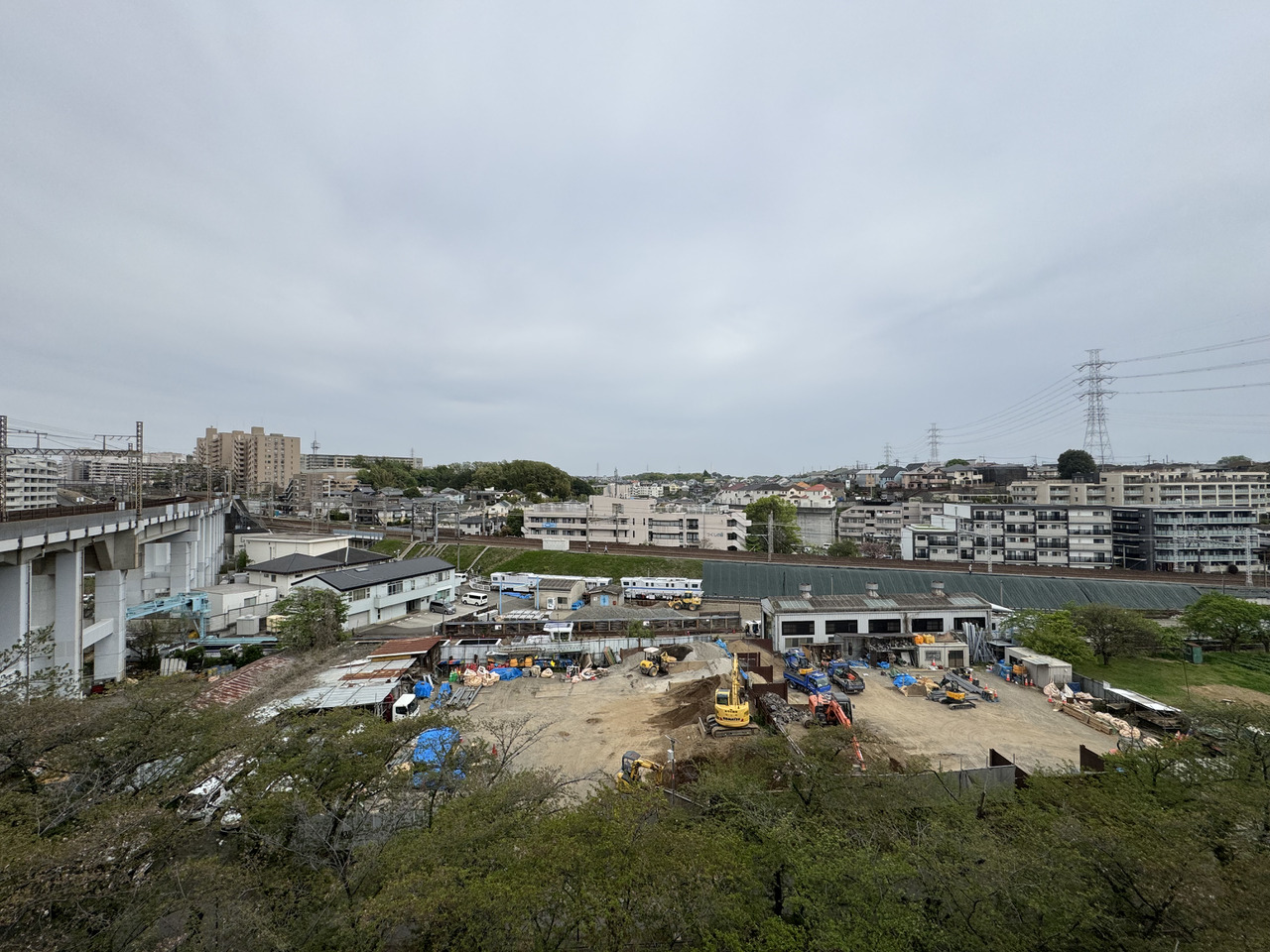 【住戸からの眺望】遠くまで広がる住宅地を見渡しながら、休日にゆったりと過ごすのもおすすめです。※眺望は将来に渡って保証するものではありません。