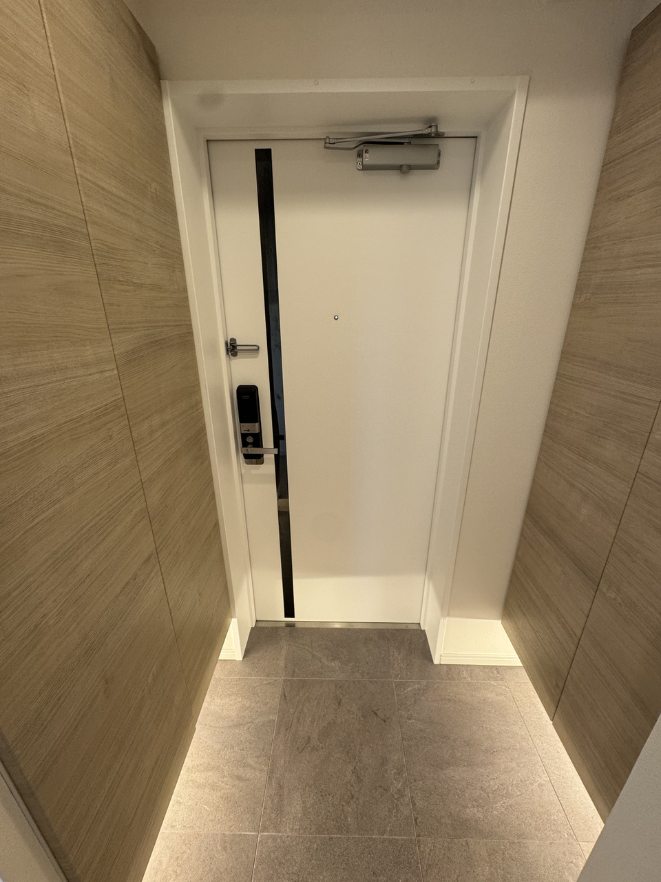 【玄関】玄関には下部の収納スペースを活用できるフロートタイプのシューズボックスが両側に設置されています。玄関周りをすっきりと保つことができ、ご家族やゲストを気持ち良く迎えることができそうです。