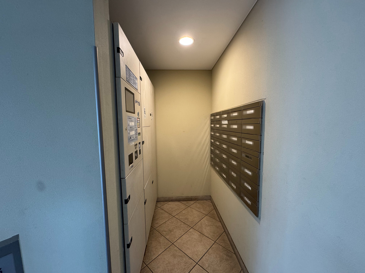 【共用部】宅配ボックスと集合ポストが同じエリアに備わり、郵便物や宅配物の受け取りを一度に済ますことができます。