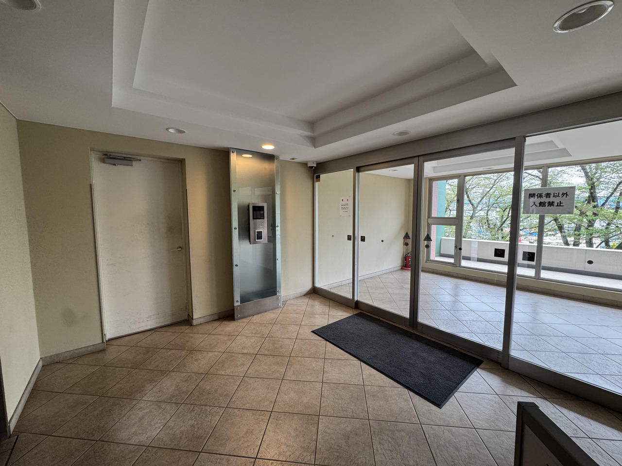 【エントランス】オートロック付きのマンションです。防犯面に配慮されています。